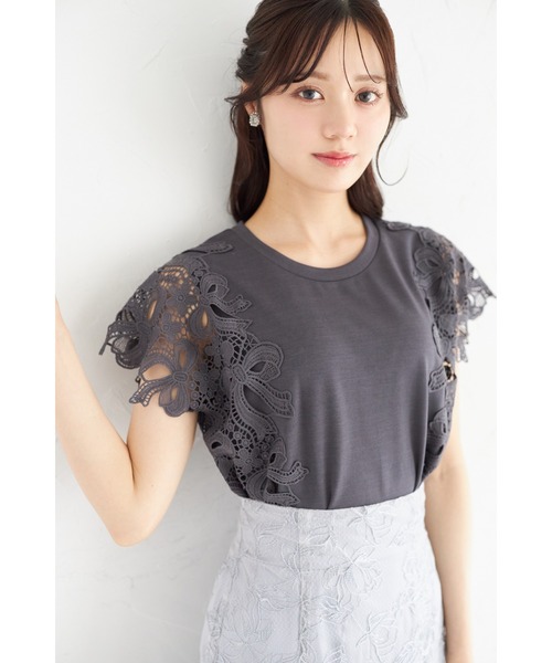 tocco closet（トッコ　クローゼット）の「リボン×フラワーレース装飾カットソープルオーバー（Tシャツ/カットソー・レディース・グレイッシュベージュ/オフホワイト/チャコールグレー/ブルー/ローズ・M）」の2枚目の写真