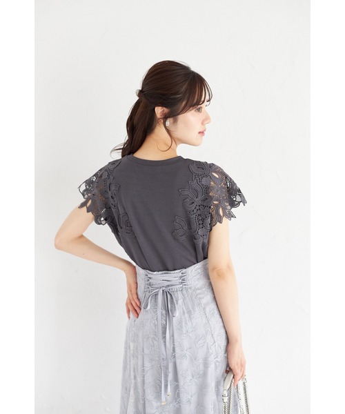 tocco closet（トッコ　クローゼット）の「リボン×フラワーレース装飾カットソープルオーバー（Tシャツ/カットソー・レディース・グレイッシュベージュ/オフホワイト/チャコールグレー/ブルー/ローズ・M）」の14枚目の写真