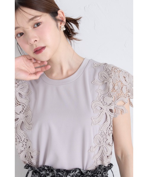 tocco closet（トッコ　クローゼット）の「リボン×フラワーレース装飾カットソープルオーバー（Tシャツ/カットソー・レディース・グレイッシュベージュ/オフホワイト/チャコールグレー/ブルー/ローズ・M）」の21枚目の写真