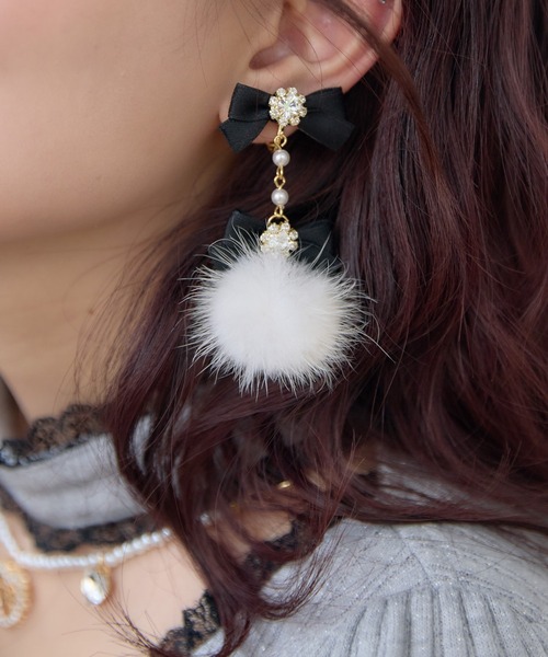 ROJITA（ロジータ）の「ビジューリボンファーイヤリング（イヤリング・レディース・ホワイト/ピンク/ブラック・FREE）」の3枚目の写真