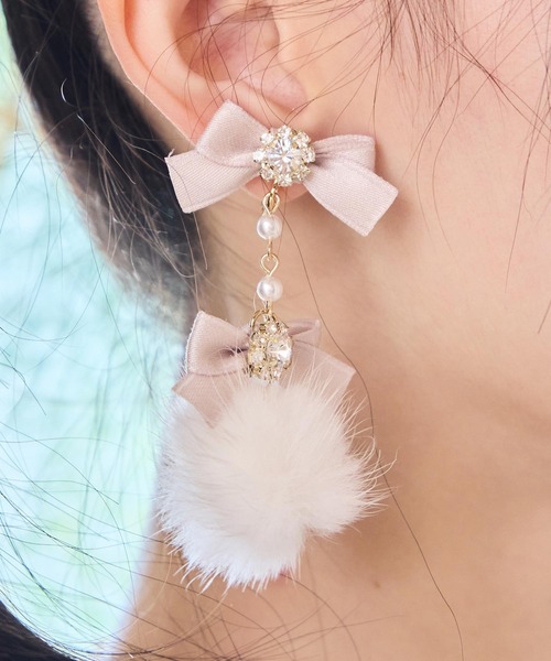 ROJITA（ロジータ）の「ビジューリボンファーイヤリング（イヤリング・レディース・ホワイト/ピンク/ブラック・FREE）」の4枚目の写真