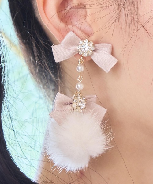 ROJITA（ロジータ）の「ビジューリボンファーイヤリング（イヤリング・レディース・ホワイト/ピンク/ブラック・FREE）」の5枚目の写真