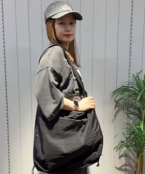 Right-on（ライトオン）の「【HONEYSUCKLE ROSE】ピグメント 加工 ロゴ 刺繍 カジュアル　キャップ（キャップ・レディース・ネイビー/ブラウン/ブラック・フリー）」の13枚目の写真