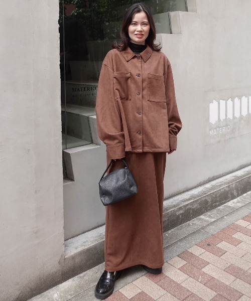 CORNERS（コーナーズ）の「フェイクスエードナロースカート【セットアップ可能】（スカート・レディース・チャコールグレー/ブラウン/キャメル・M）」の4枚目の写真