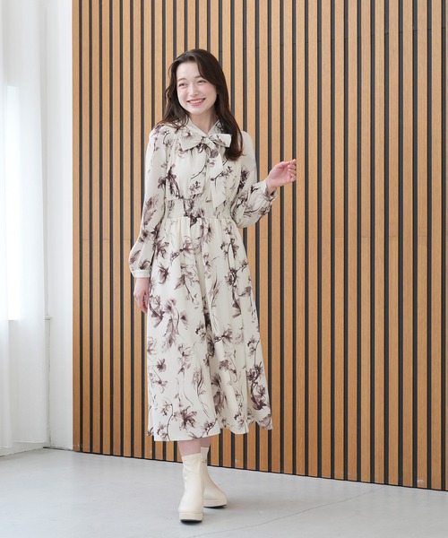 ASTORIA ODIER（アストリアオディール）の「レトロフラワーリボンタイワンピース（ワンピース・レディース・ワイン/ブラウン・SMALL/MEDIUM）」の3枚目の写真