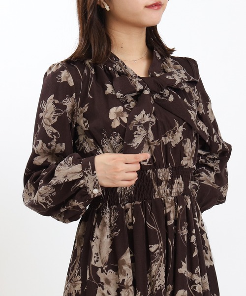 ASTORIA ODIER（アストリアオディール）の「レトロフラワーリボンタイワンピース（ワンピース・レディース・ワイン/ブラウン・SMALL/MEDIUM）」の13枚目の写真