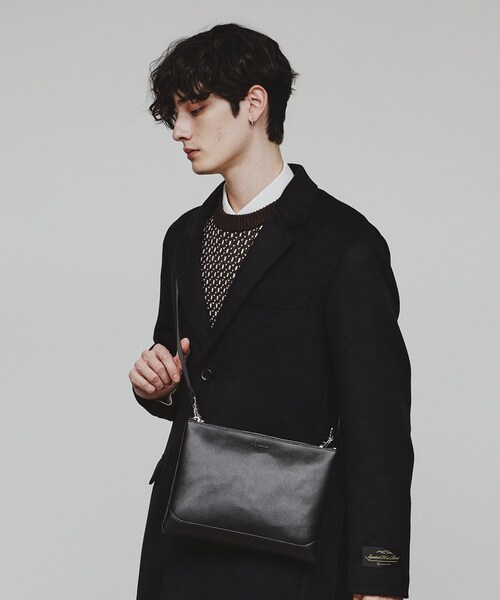 tk.TAKEO KIKUCHI（ティーケータケオキクチ）の「Refined Leather サコッシュ（ショルダーバッグ・メンズ・ブラック/ダークブラウン/ブラック系・00）」の2枚目の写真