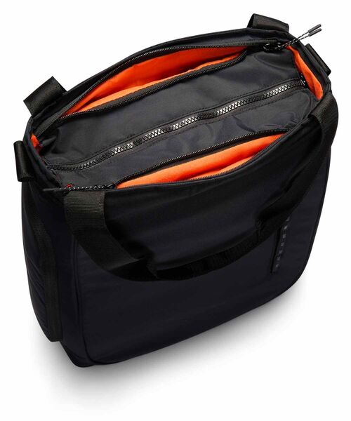 NIKE（ナイキ）の「ナイキ スポーツウェア コミュート トートバッグ (20L) / Nike Sportswear Commute Tote Bag (20L) FZ6130-011 Black（トートバッグ・メンズ・ブラック・ONE SIZE）」の5枚目の写真