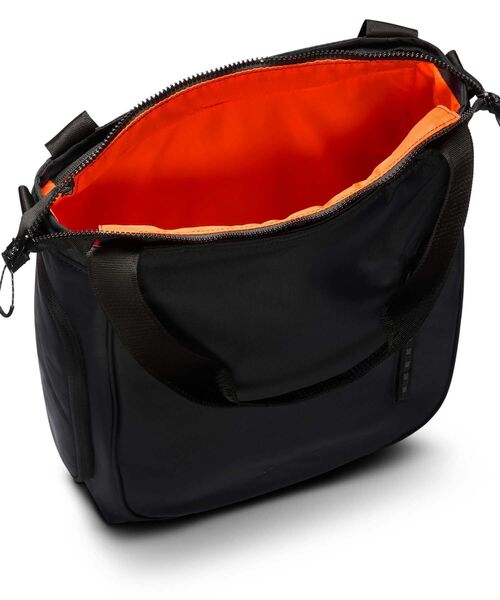 NIKE（ナイキ）の「ナイキ スポーツウェア コミュート トートバッグ (20L) / Nike Sportswear Commute Tote Bag (20L) FZ6130-011 Black（トートバッグ・メンズ・ブラック・ONE SIZE）」の7枚目の写真