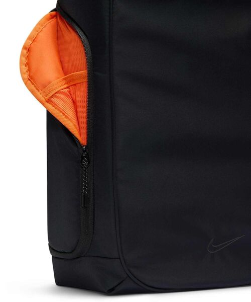 NIKE（ナイキ）の「ナイキ スポーツウェア コミュート トートバッグ (20L) / Nike Sportswear Commute Tote Bag (20L) FZ6130-011 Black（トートバッグ・メンズ・ブラック・ONE SIZE）」の9枚目の写真