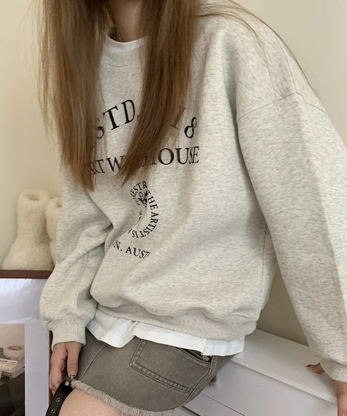 shopnikoniko(ショップニコニコ)の「トレーナー オーバーサイズ ロゴプリント スウェット(スウェット・レディース・グレー・フリー)」の2枚目の写真