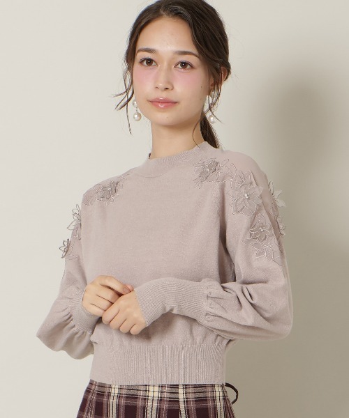 WILLSELECTION（ウィルセレクション）の「ショルダーエンブロイダリーニット（ニット/セーター・レディース・ブラック/サックスブルー/グレイッシュベージュ/オフホワイト・FREE）」の3枚目の写真