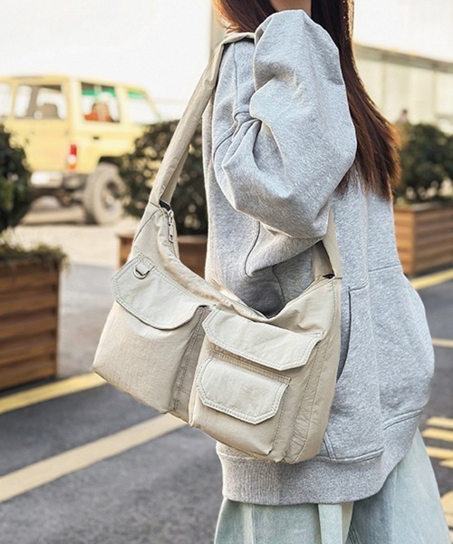 Miniministore(ミニミニストア)の「ショルダーバッグ 肩掛けナイロン鞄 軽量(ショルダーバッグ・レディース・ブラック/カーキ/ブルー/アイボリー/イエロー/ラベンダー/ダークベージュ・FREE)」の11枚目の写真