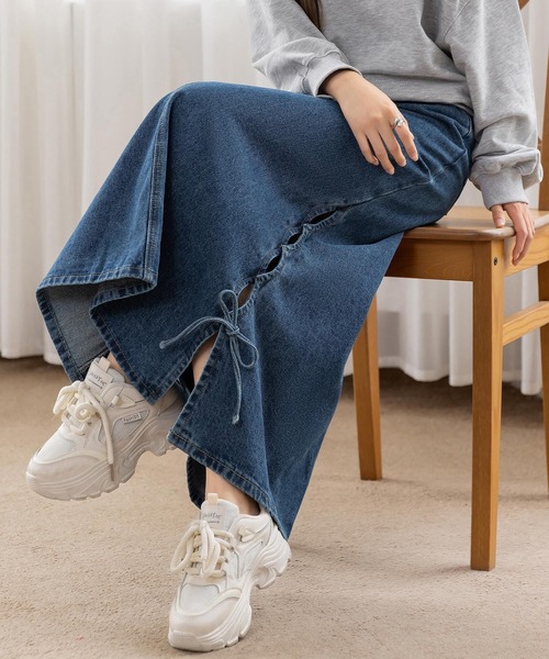 DAY CLOSET(デイ クローゼット)の「サイドリボン×マーメイドラインに熱視線。スリット入りピーチスキン加工デニムスカート レディース(デニムスカート・レディース・ブラック/ブルー・L/M)」の1枚目の写真
