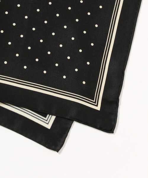 BEAMS F（ビームスエフ）の「シルク ハンドプリント ドット柄 スカーフ（ストール/ショール・メンズ・ブラック/ネイビー・ONE SIZE）」の3枚目の写真