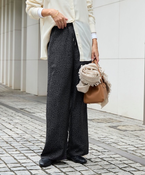 MICA&DEAL（マイカ＆ディール）の「レオパードプリントストレートパンツ（その他パンツ・レディース・チャコールグレー/ベージュ・FREE）」の5枚目の写真