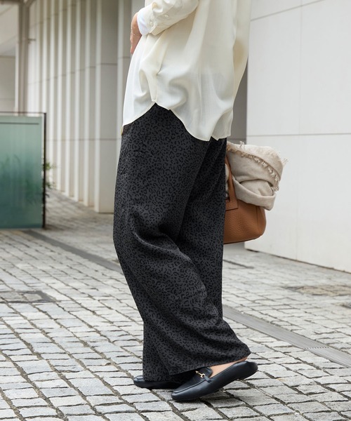 MICA&DEAL（マイカ＆ディール）の「レオパードプリントストレートパンツ（その他パンツ・レディース・チャコールグレー/ベージュ・FREE）」の9枚目の写真