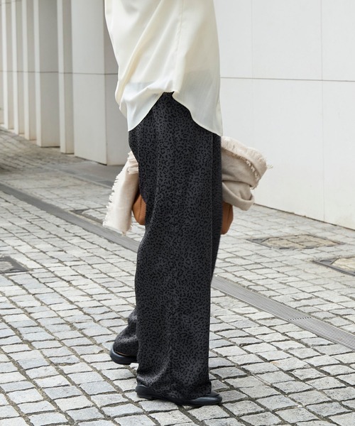 MICA&DEAL（マイカ＆ディール）の「レオパードプリントストレートパンツ（その他パンツ・レディース・チャコールグレー/ベージュ・FREE）」の11枚目の写真