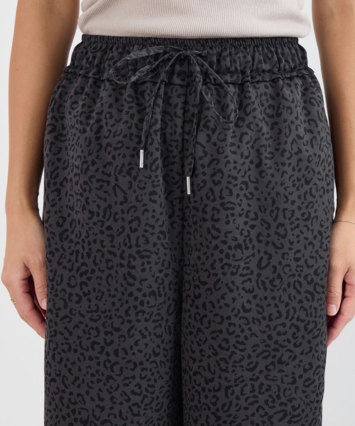 MICA&DEAL（マイカ＆ディール）の「レオパードプリントストレートパンツ（その他パンツ・レディース・チャコールグレー/ベージュ・FREE）」の17枚目の写真