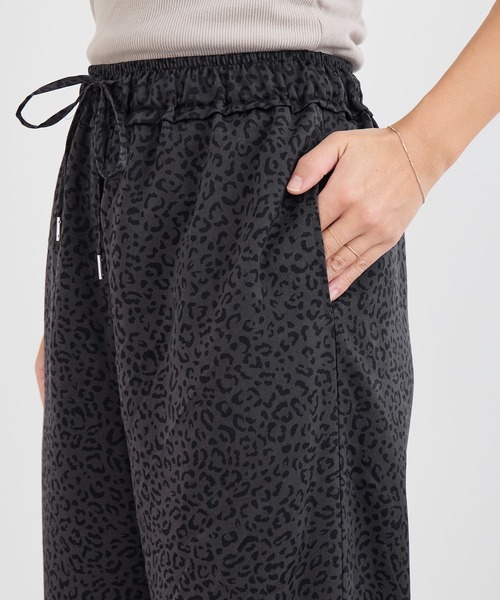 MICA&DEAL（マイカ＆ディール）の「レオパードプリントストレートパンツ（その他パンツ・レディース・チャコールグレー/ベージュ・FREE）」の18枚目の写真