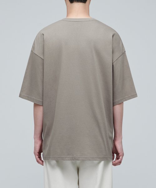 MUSINSA STANDARD（ムシンサスタンダード）の「エクストラオーバーサイズクルーネックTシャツ[ダスティベージュ]（Tシャツ/カットソー・メンズ・その他・LARGE/X-LARGE/XX-LARGE/XXX-LARGE/SMALL/MEDIUM）」の3枚目の写真
