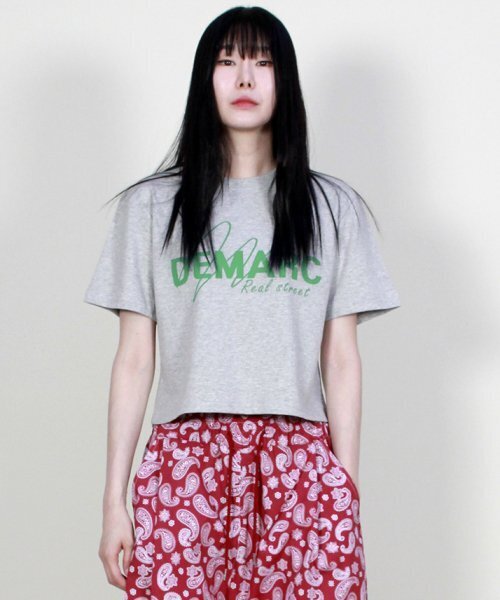 DEMARC（ドゥマーク）の「ロゴグラフィッククロップ半袖Tシャツグレー（Tシャツ/カットソー・レディース・その他・LARGE/MEDIUM）」の2枚目の写真
