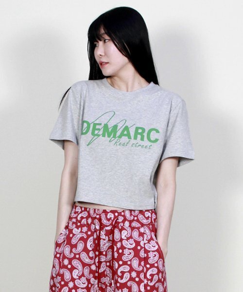 DEMARC（ドゥマーク）の「ロゴグラフィッククロップ半袖Tシャツグレー（Tシャツ/カットソー・レディース・その他・LARGE/MEDIUM）」の4枚目の写真