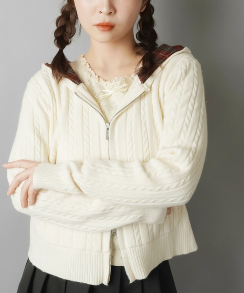 SPINNS（スピンズ）の「チェック裏フードで差がつく☆ダブルジップケーブルニットカーディガン（カーディガン/ボレロ・レディース・グレー/アイボリー/サックスブルー/チャコール・ONESIZE）」の6枚目の写真