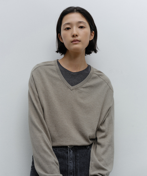 ANOTHER OFFICE WOMEN(アナザー オフィス ウーマン)の「w. Peachskin V-neck Pullover (Warm gray)(ニット/セーター・レディース・その他・FREE)」の1枚目の写真