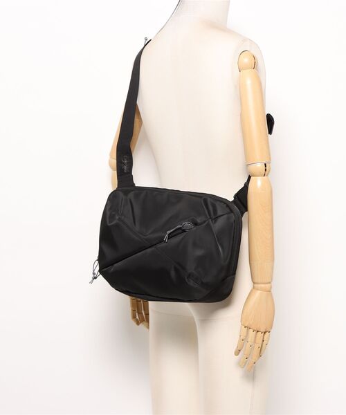 Samsonite Red（サムソナイトレッド）の「【SAMSONITE RED/サムソナイトレッド】 SAC'S BAR別注 バイアスジャック4D SLING BODY BAG M（ボディバッグ/ウエストポーチ・メンズ・ブラック・FREE）」の2枚目の写真