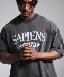 SAPIENS（サピエンス）の「Pigment Varsity Logo Overfit Short Sleeve T-Shirt in Charcoal（Tシャツ/カットソー）」