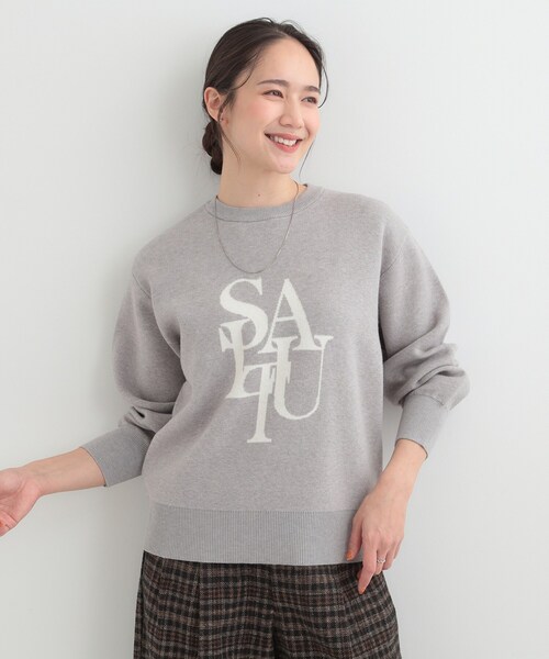 SHOO・LA・RUE（シューラルー）の「【洗濯機可/S-LL】もちもちタッチ スウェットライクロゴニット（ニット/セーター・レディース・グレー/ネイビー/ライトベージュ・03/02/01/04）」の4枚目の写真