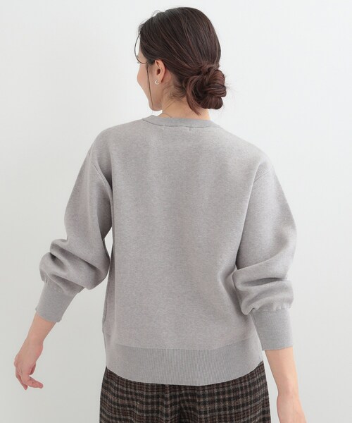 SHOO・LA・RUE（シューラルー）の「【洗濯機可/S-LL】もちもちタッチ スウェットライクロゴニット（ニット/セーター・レディース・グレー/ネイビー/ライトベージュ・03/02/01/04）」の5枚目の写真