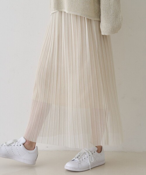 EMMA　ROUGE VIF（エマルージュヴィフ）の「【一部店舗限定】ラメシアープリーツスカート/春服/フェミニン/ウエストゴム/オフィスカジュアル（スカート・レディース・グレー/アイボリー・フリー）」の2枚目の写真