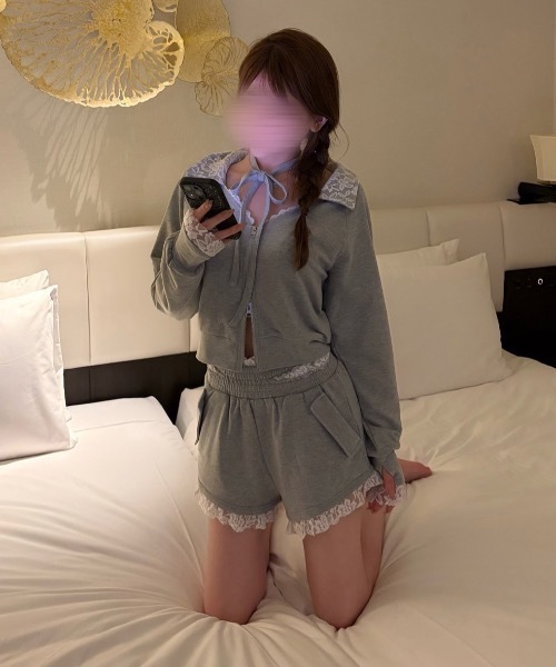 ALLuRing ChaRm(アリュリングチャーム)の「【ALLuRing ChaRm × melttxx_】lace dolly pants(スウェットパンツ・レディース・グレー・M/S)」の2枚目の写真