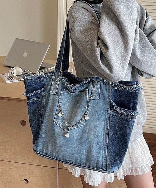 gossip!ロサンゼルス(ゴシップロサンゼルス)の「フリンジデニムトートバッグ パールチェーン付き レディース 大容量 A4 収納可 デニムバッグ カジュアル Y2K(トートバッグ・レディース・ブラック/ブルー・FREE)」の1枚目の写真