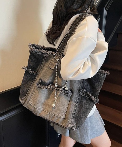 gossip!ロサンゼルス(ゴシップロサンゼルス)の「フリンジデニムトートバッグ パールチェーン付き レディース 大容量 A4 収納可 デニムバッグ カジュアル Y2K(トートバッグ・レディース・ブラック/ブルー・FREE)」の2枚目の写真