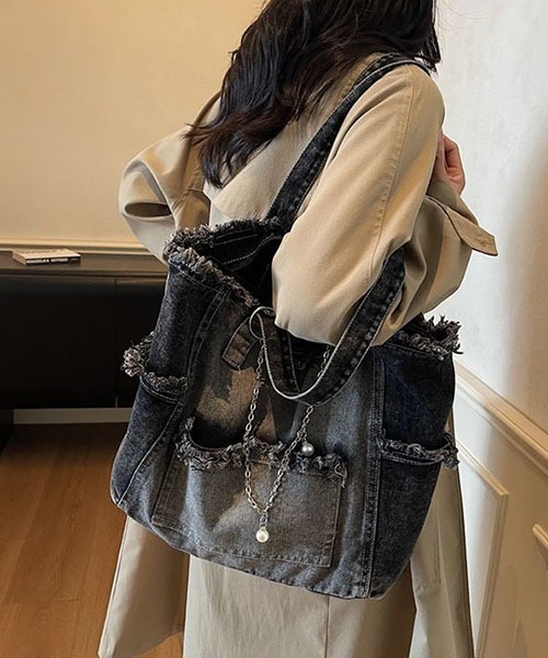 gossip!ロサンゼルス(ゴシップロサンゼルス)の「フリンジデニムトートバッグ パールチェーン付き レディース 大容量 A4 収納可 デニムバッグ カジュアル Y2K(トートバッグ・レディース・ブラック/ブルー・FREE)」の12枚目の写真