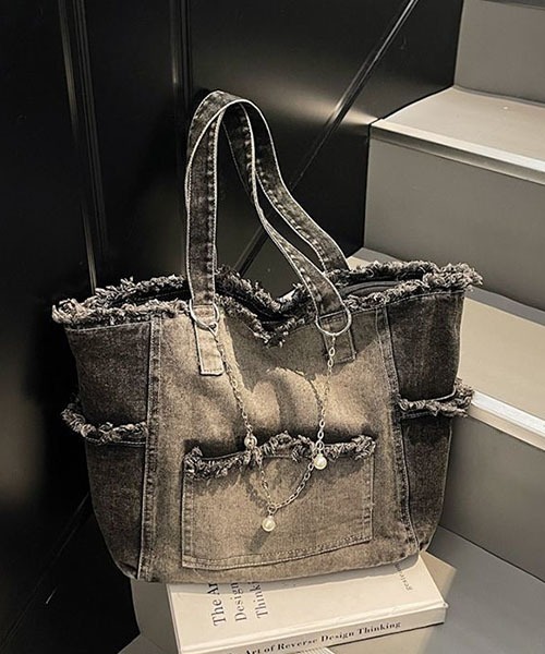 gossip!ロサンゼルス(ゴシップロサンゼルス)の「フリンジデニムトートバッグ パールチェーン付き レディース 大容量 A4 収納可 デニムバッグ カジュアル Y2K(トートバッグ・レディース・ブラック/ブルー・FREE)」の10枚目の写真