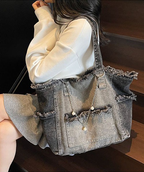 gossip!ロサンゼルス(ゴシップロサンゼルス)の「フリンジデニムトートバッグ パールチェーン付き レディース 大容量 A4 収納可 デニムバッグ カジュアル Y2K(トートバッグ・レディース・ブラック/ブルー・FREE)」の8枚目の写真
