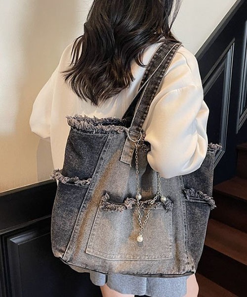 gossip!ロサンゼルス(ゴシップロサンゼルス)の「フリンジデニムトートバッグ パールチェーン付き レディース 大容量 A4 収納可 デニムバッグ カジュアル Y2K(トートバッグ・レディース・ブラック/ブルー・FREE)」の7枚目の写真