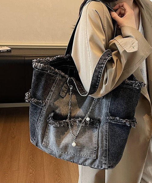 gossip!ロサンゼルス(ゴシップロサンゼルス)の「フリンジデニムトートバッグ パールチェーン付き レディース 大容量 A4 収納可 デニムバッグ カジュアル Y2K(トートバッグ・レディース・ブラック/ブルー・FREE)」の6枚目の写真