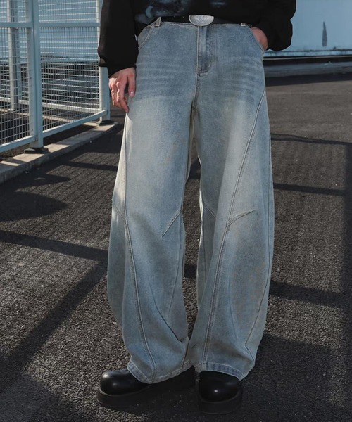 TOBEE（トゥビー）の「【TOBEE】ヴィンテージ カーブシルエット バレルレッグ デニムパンツ（デニムパンツ・メンズ・ブラック/ブルー・MEDIUM/LARGE/X-LARGE）」の2枚目の写真