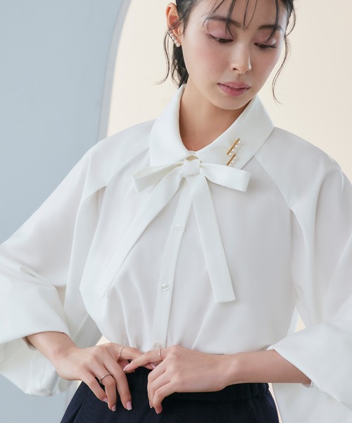 RUIRUE BOUTIQUE(ルイルエブティック)の「洗える/2WAY | ラグランタックスリーブ ボウタイブラウス | ブラウス・トップス・シャツ・オケージョンブラウス・長袖ブラウス・きれいめブラウス・オフィスカジュアルブラウス(シャツ/ブラウス・レディース・ペールイエロー/ライトベージュ/ラベンダー/ブルー/ホワイト・L/M)」の2枚目の写真