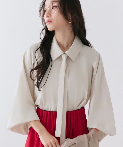 RUIRUE BOUTIQUE(ルイルエブティック)の「洗える/2WAY | ラグランタックスリーブ ボウタイブラウス | ブラウス・トップス・シャツ・オケージョンブラウス・長袖ブラウス・きれいめブラウス・オフィスカジュアルブラウス(シャツ/ブラウス・レディース・ペールイエロー/ライトベージュ/ラベンダー/ブルー/ホワイト・L/M)」の1枚目の写真