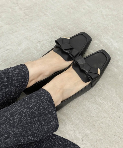 RANDA(ランダ)の「スクエアトゥリボンモカシンシューズ(モカシン/デッキシューズ・レディース・キャメル/ベージュ/ブラック・S/L/M/LL)」の2枚目の写真
