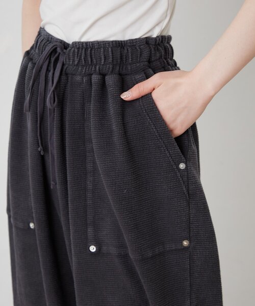CIAOPANIC TYPY(チャオパニックティピー)の「【UNISEX】【シルエット調整可】ピグメント加工ワッフルイージーパンツ/WEB限定カラーあり(スウェットパンツ・レディース・サックスブルー/ブラック/カーキ/ネイビー/ベージュ/ピンク/グレー・LARGE/MEDIUM)」の14枚目の写真