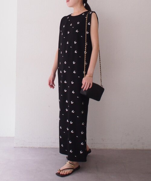 LOUNGEDRESS(ラウンジドレス)の「【@iristagramuuコラボ】ショルダータック刺繍ワンピース(ワンピース・レディース・ブラック・MEDIUM/SMALL/X-SMALL)」の4枚目の写真