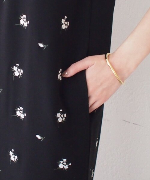 LOUNGEDRESS(ラウンジドレス)の「【@iristagramuuコラボ】ショルダータック刺繍ワンピース(ワンピース・レディース・ブラック・MEDIUM/SMALL/X-SMALL)」の18枚目の写真