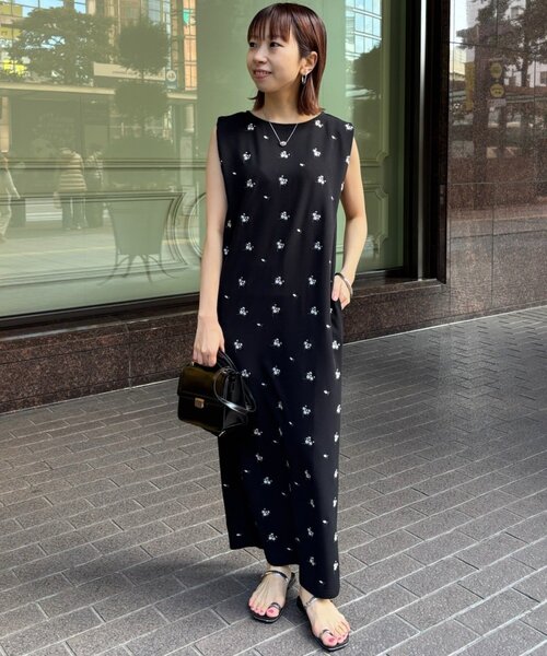 LOUNGEDRESS(ラウンジドレス)の「【@iristagramuuコラボ】ショルダータック刺繍ワンピース(ワンピース・レディース・ブラック・MEDIUM/SMALL/X-SMALL)」の2枚目の写真